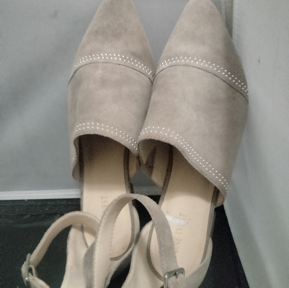 Women's nine West studded suede pointy ankle strap flat shoes size 10 tan cream - Picture 2 of 8